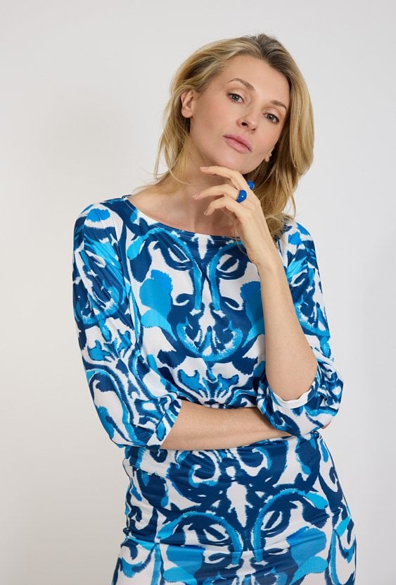 Sukienka mini dopasowana we wzór niebieski