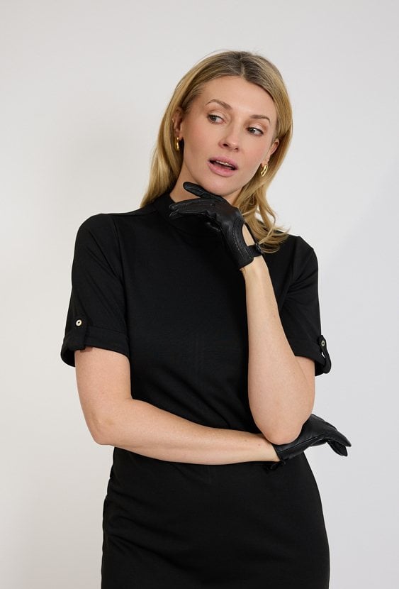 Czarna sukienka dopasowana elegancka