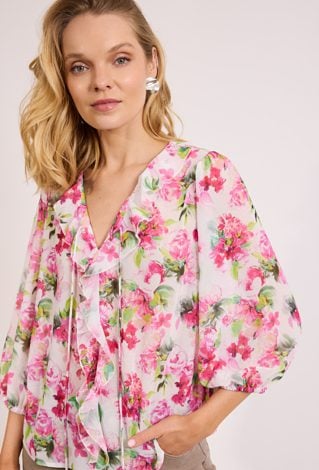 Bluzka damska w kwiaty z falbaną – lekkość i romantyzm