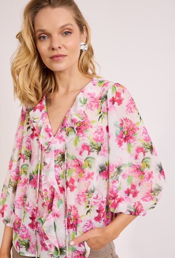 Bluzka damska w kwiaty z falbaną – lekkość i romantyzm