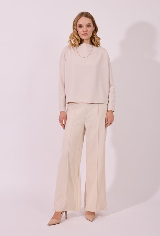 Eleganckie spodnie wide leg w kolorze ecru z ozdobnymi guzikami