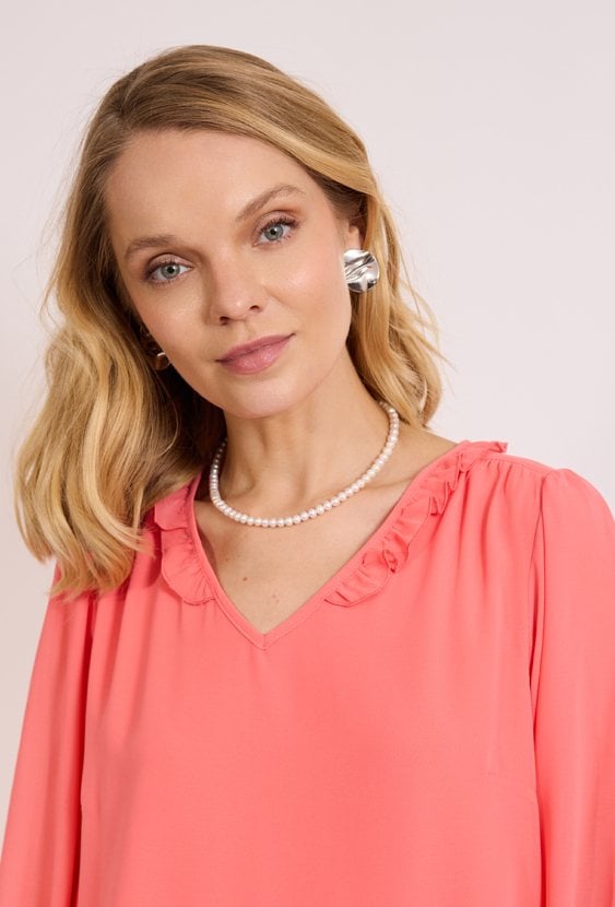 Bluzka damska z falbaną – kobiecy minimalizm