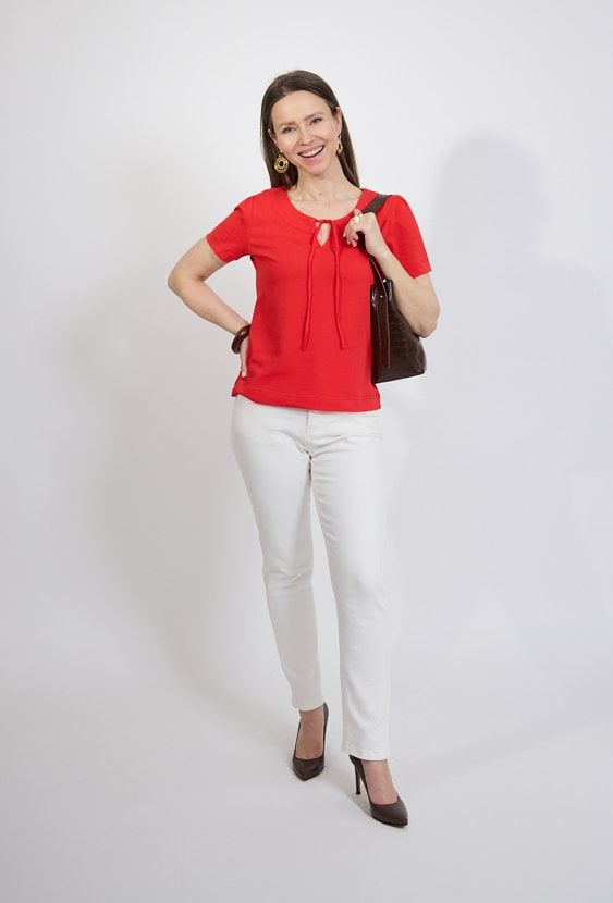 Czerwona bluzka damska z wiązaniem przy dekolcie