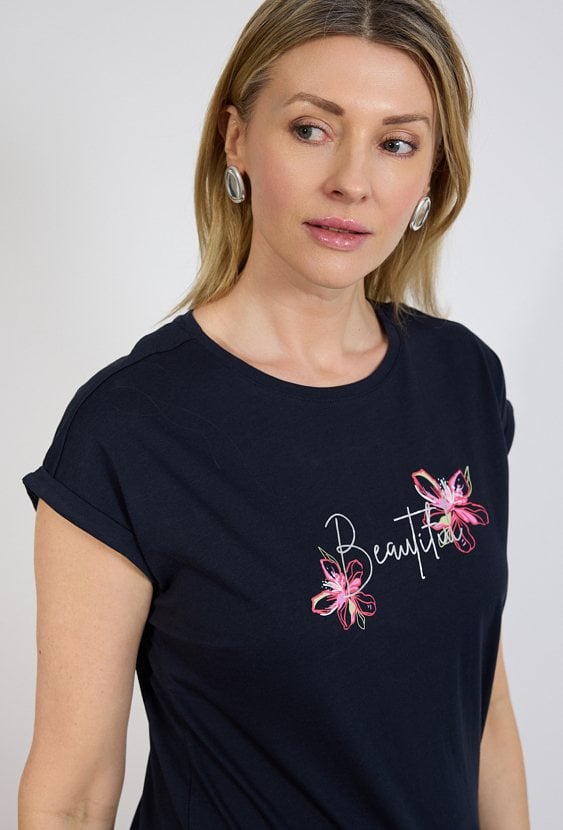 Granatowy t-shirt damski z napisem i kwiatami | QUIOSQUE