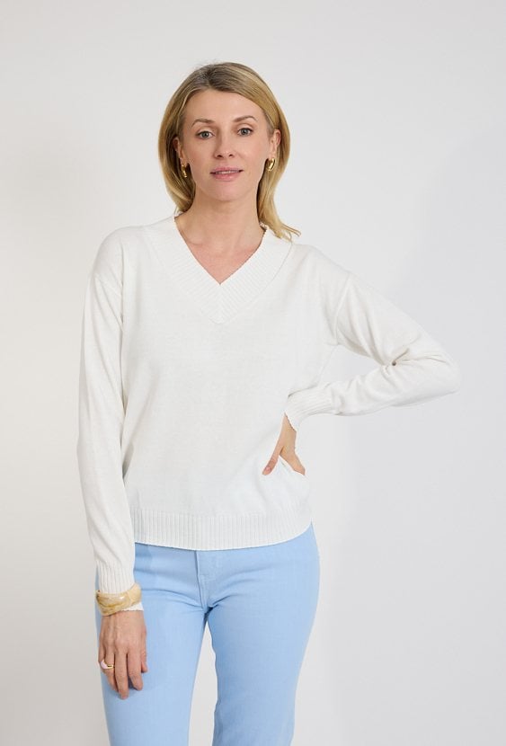 Kremowy sweter damski z dekoltem V
