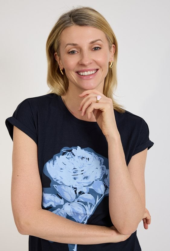 Granatowy t-shirt damski z kwiatowym nadrukiem