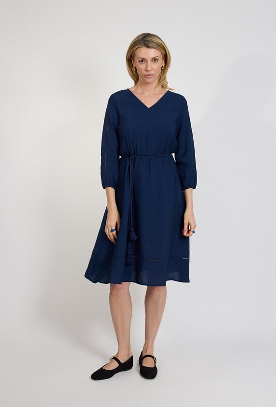 Granatowa sukienka midi z wiązaniem w talii i rękawem 3/4