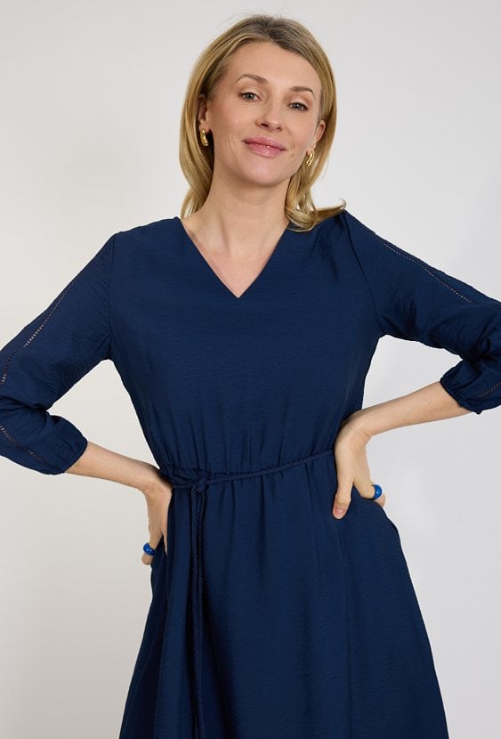 Granatowa sukienka midi z wiązaniem w talii i rękawem 3/4