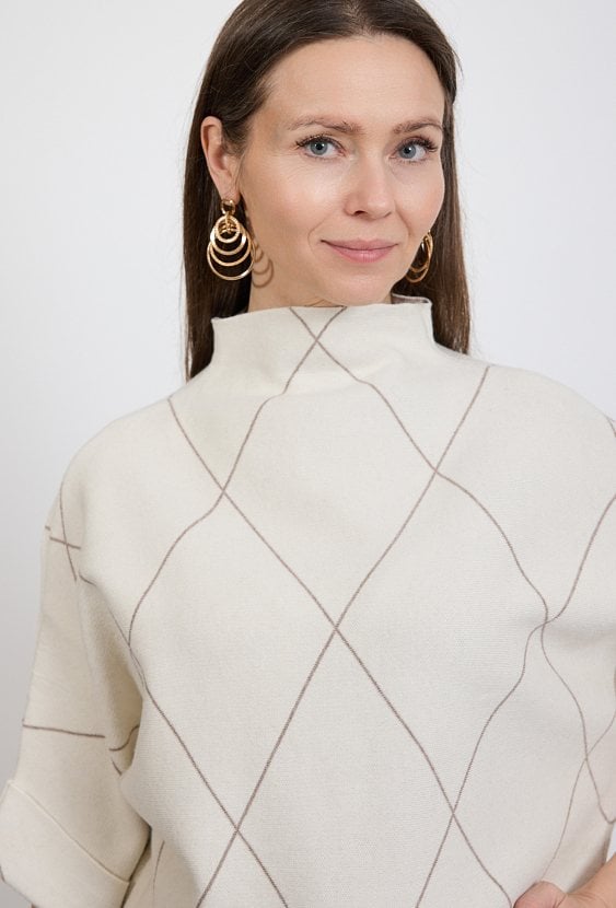 Beżowy sweter damski z geometrycznym wzorem