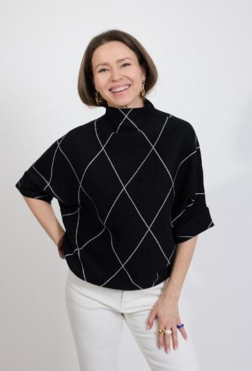 Czarny sweter damski w geometryczny wzór z półgolfem