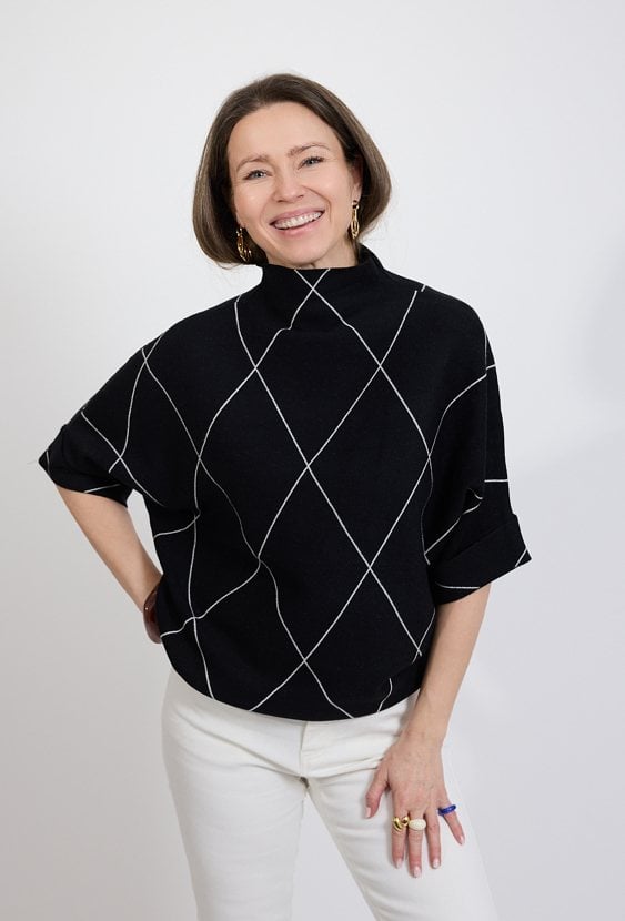 Czarny sweter damski w geometryczny wzór z półgolfem