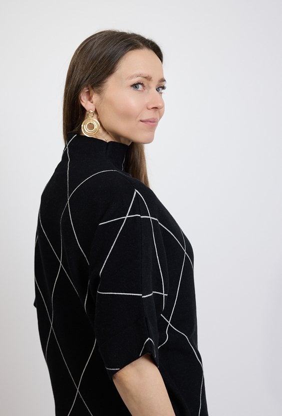 Czarny sweter damski w geometryczny wzór z półgolfem