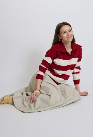 Sweter damski w czerwono-beżowe paski