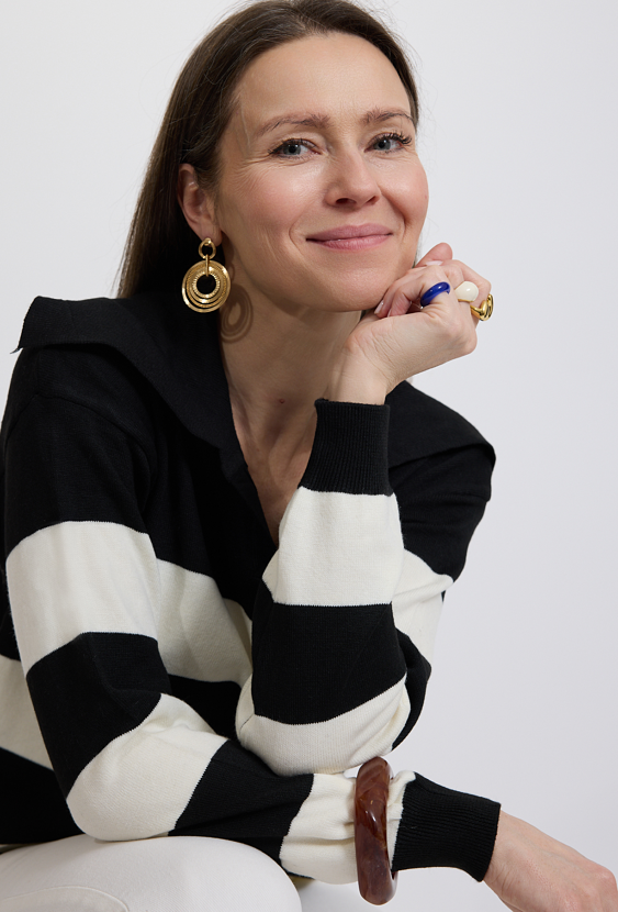 Sweter damski w czarno-beżowe paski