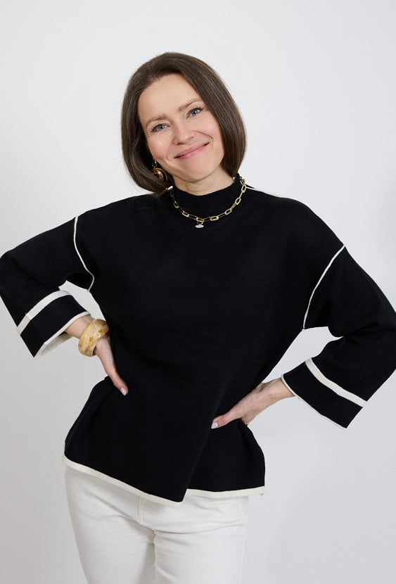 Sweter damski czarny z kontrastowym wykończeniem