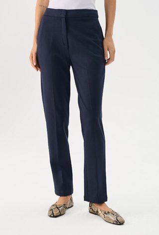 Granatowe spodnie o prostym kroju