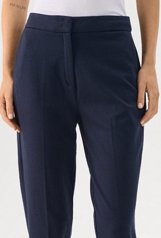 Granatowe spodnie o prostym kroju