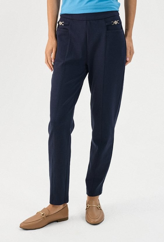 Granatowe spodnie damskie cygaretki z ozdobnym detalem