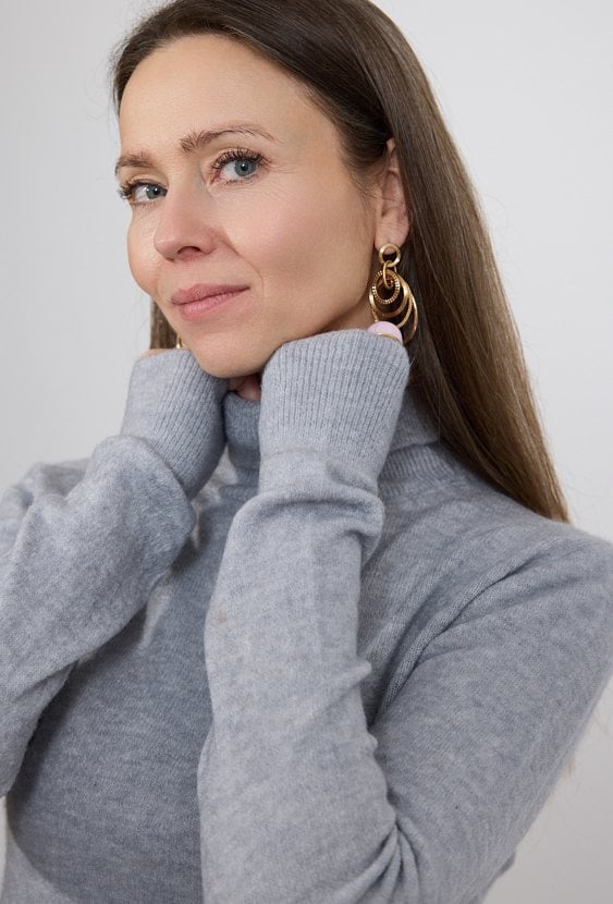 Szary golf damski – klasyczny sweter z długim rękawem