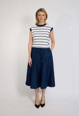 Granatowa spódnica midi rozkloszowana z wiązaniem w pasie