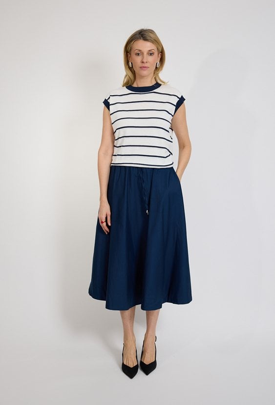 Granatowa spódnica midi rozkloszowana z wiązaniem w pasie