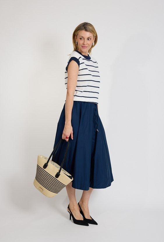 Granatowa spódnica midi rozkloszowana z wiązaniem w pasie