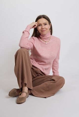 Różowy sweter damski z golfem – klasyczny, miękki