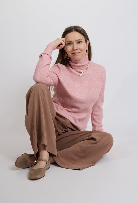 Różowy sweter damski z golfem – klasyczny, miękki