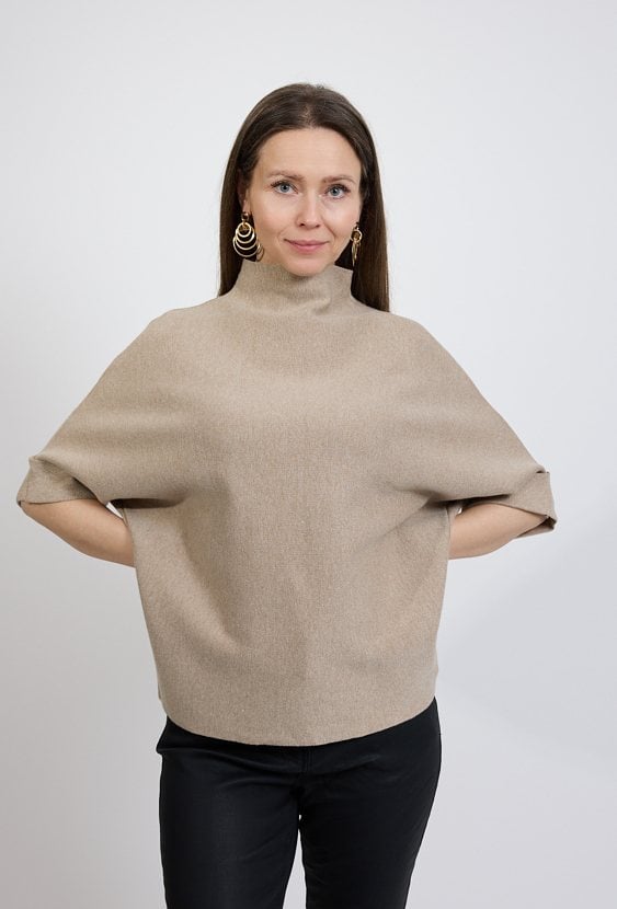 Beżowy sweter damski z półgolfem