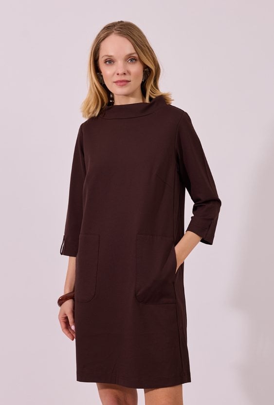 Elegancka sukienka trapezowa z kołnierzem i kieszeniami