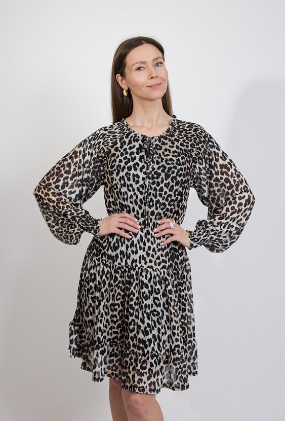 Sukienka w panterkę z falbaną – modna sukienka damska