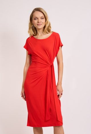 Czerwona sukienka z drapowaniem
