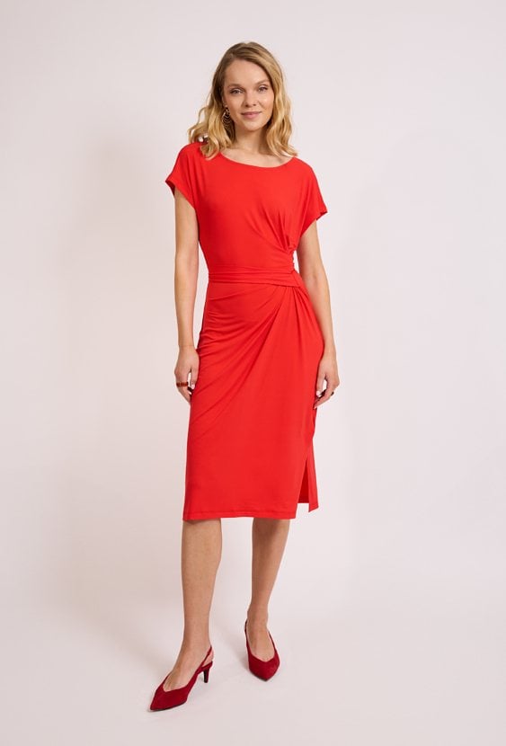 Czerwona sukienka z drapowaniem