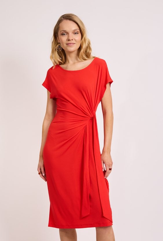 Czerwona sukienka z drapowaniem