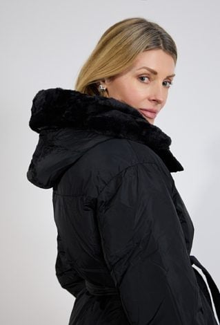 Czarna kurtka puchowa z paskiem i futrzanym wykończeniem