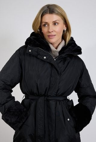 Czarna kurtka puchowa z paskiem i futrzanym wykończeniem