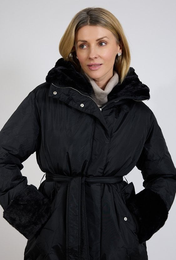 Czarna kurtka puchowa z paskiem i futrzanym wykończeniem