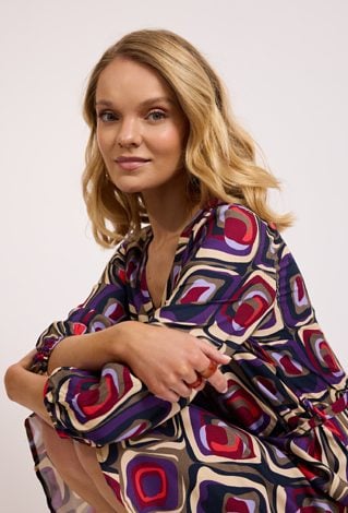 Wzorzysta sukienka midi z wiązaniem