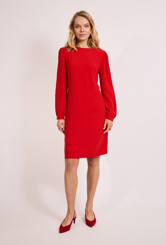 Czerwona prosta sukienka