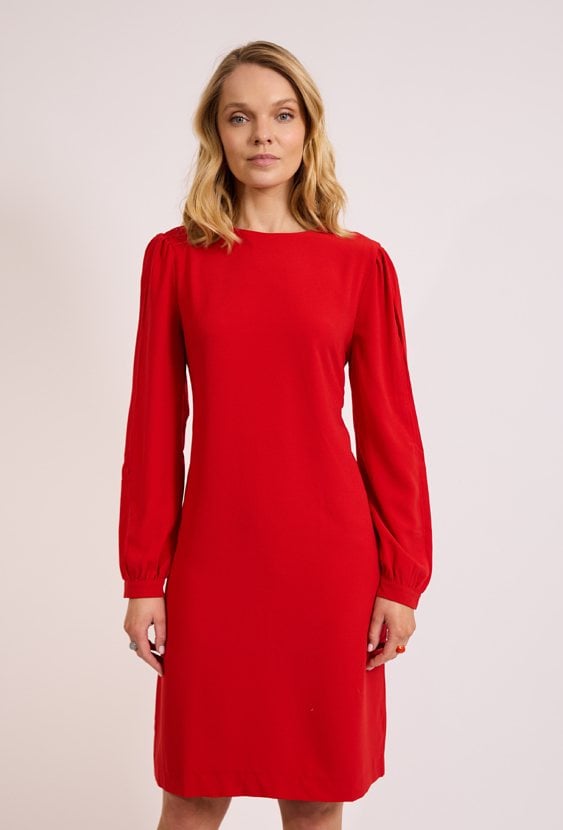 Czerwona prosta sukienka