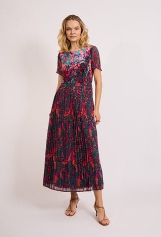 Długa sukienka z plisowanym dołem