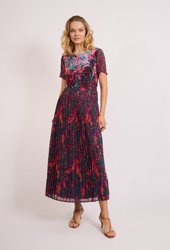 Długa sukienka z plisowanym dołem