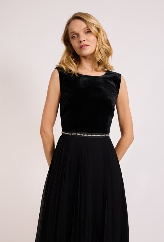 Czarna sukienka maxi plisowana