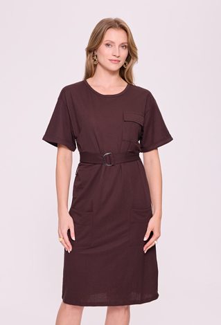 Brązowa sukienka z paskiem – elegancka sukienka casual