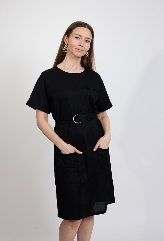 Czarna sukienka z paskiem – klasyczna sukienka casual