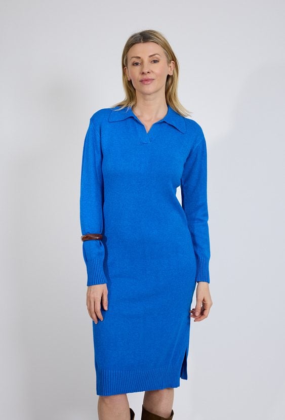 Niebieska sukienka dzianinowa midi