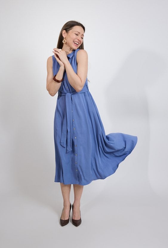 Niebieska sukienka koszulowa z paskiem