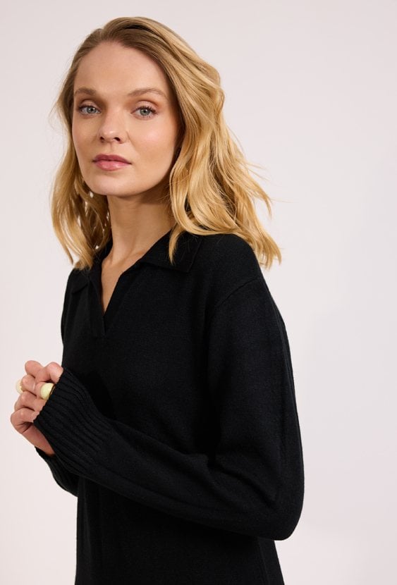 Czarna sukienka dzianinowa midi