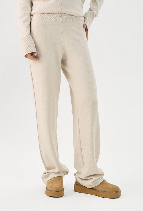 Beżowe spodnie dzianinowe