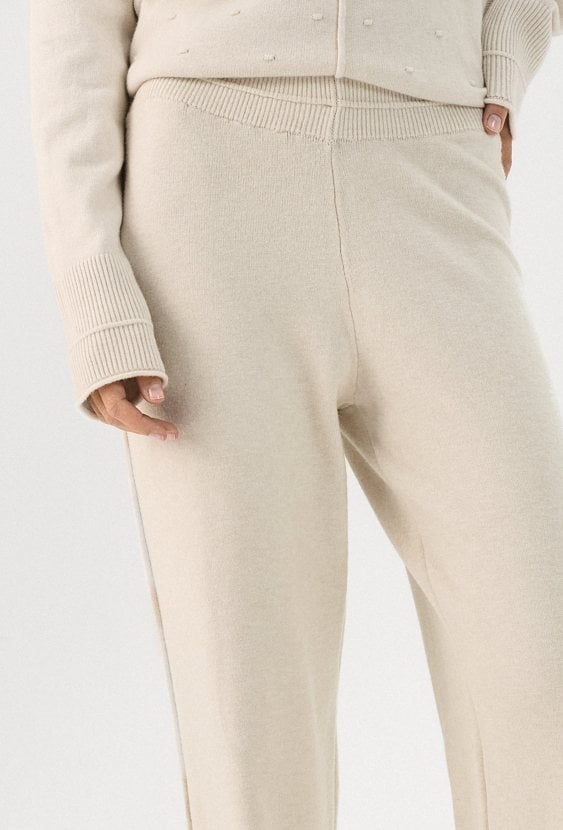 Beżowe spodnie dzianinowe